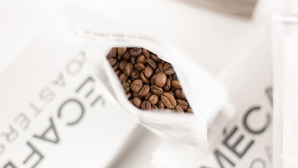 دانه های قهوه داخل پاکت