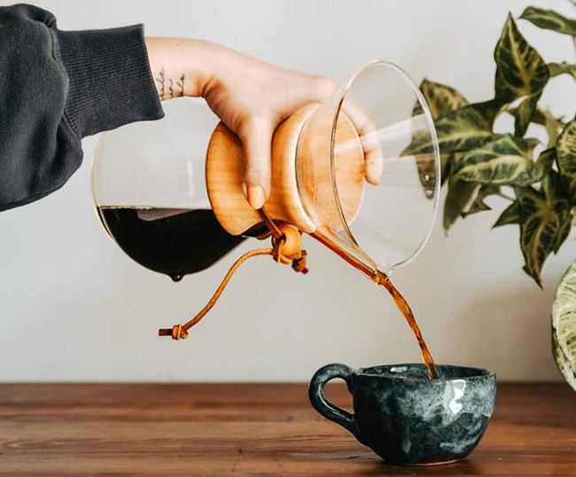 رختن قهوه از کمکس به داخل فنجان
