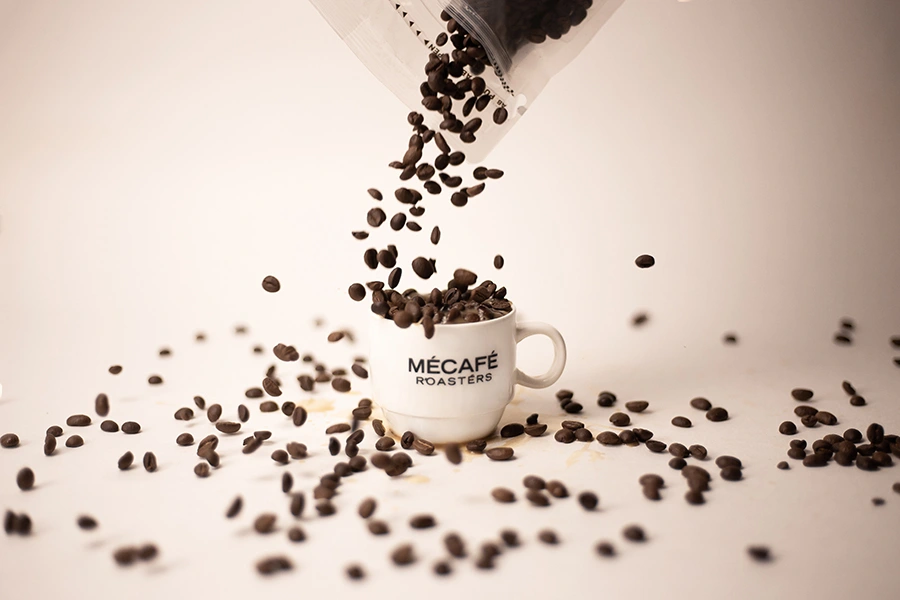 دانه های قهوه در یک فنجان