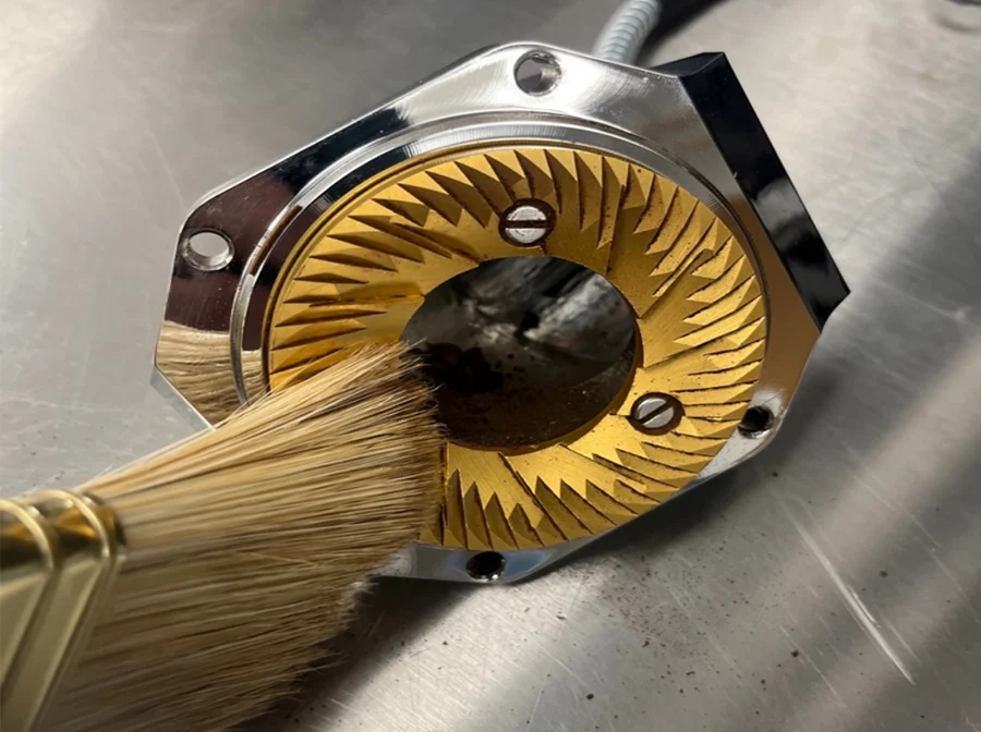 تمیز کردن آسیاب قهوه با قلم مو