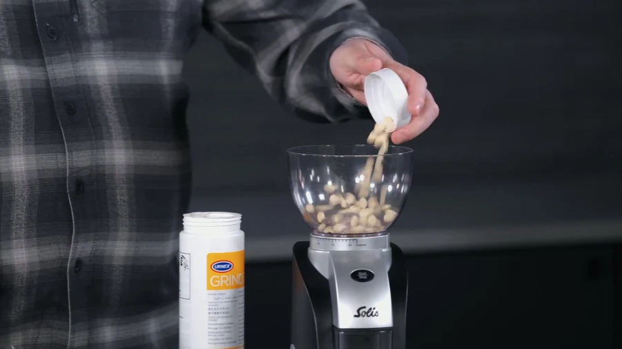 ریختن قرص ها داخل آسیاب