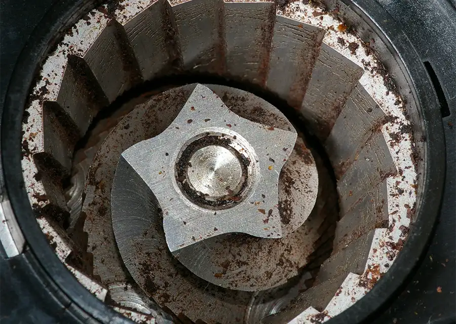 داخل یک آسیاب قهوه که جرم گرفته است