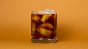 یک لیوان قهوه کلد برو