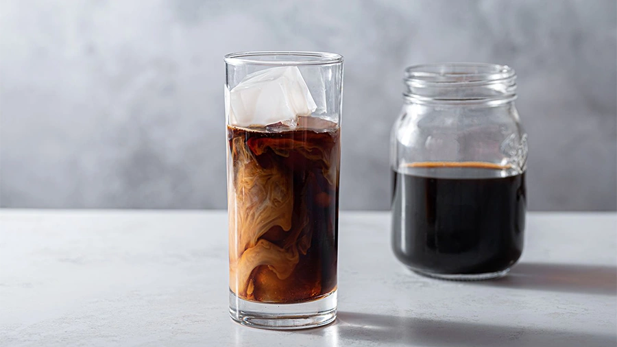 لیوان قهوه با یخ داخل آن