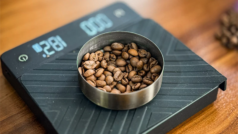 دانه های قهوه روی ترازو
