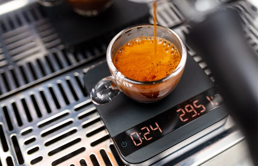 عصاره گیری اسپرسو روی ترازوی تایمر دار