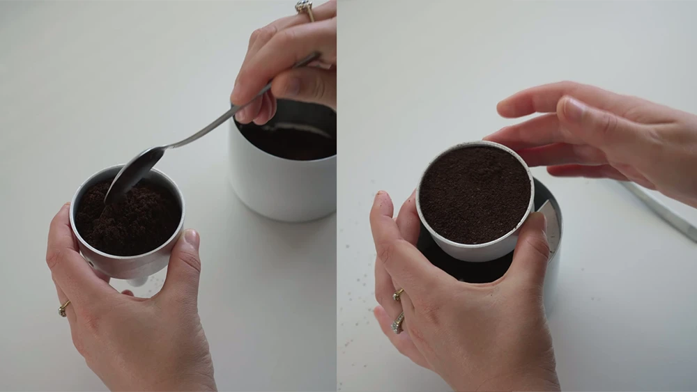 ریختن پودر قهوه در فیلتر قهوه موکاپات و صاف کردن سطح قهوه