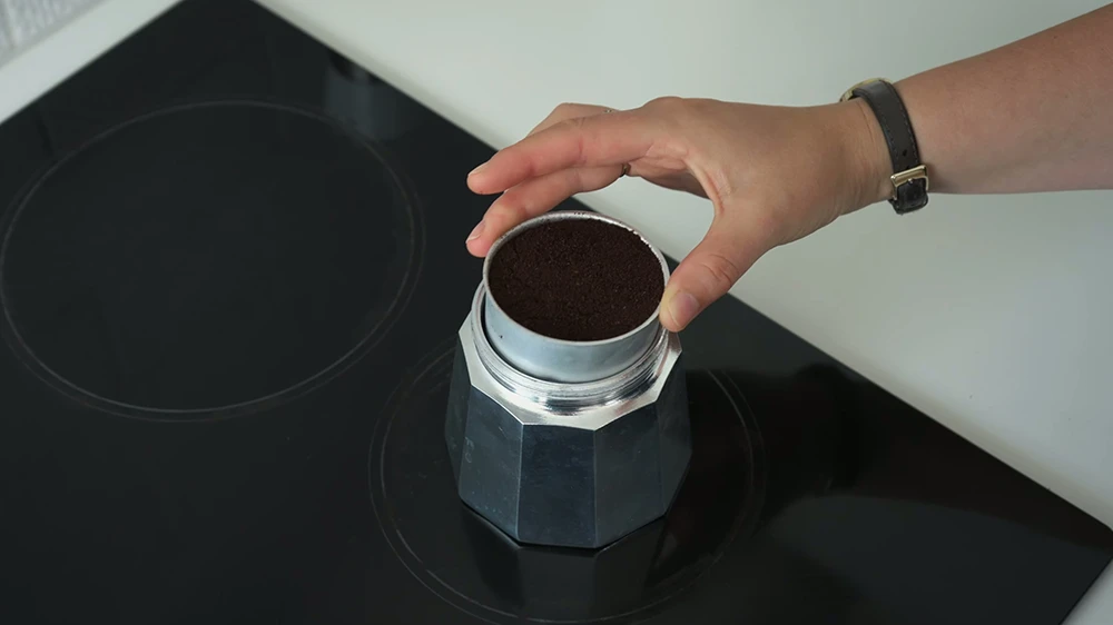 قرار دادن فیلتر قهوه در محفظه پایینی موکاپات