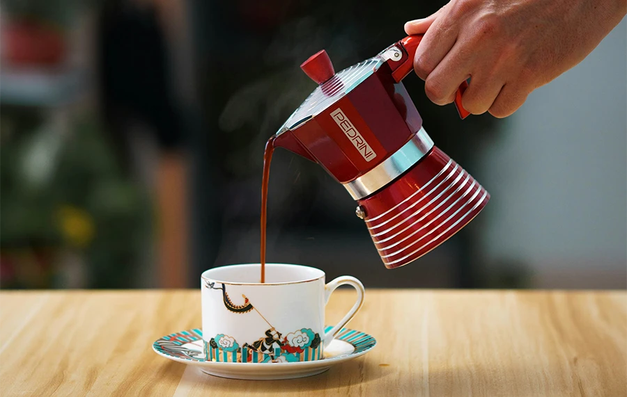 ریختن قهوه از موکاپات قرمز رنگ داخل فنجان