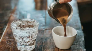 فنجان آب در کنار فنجان قهوه