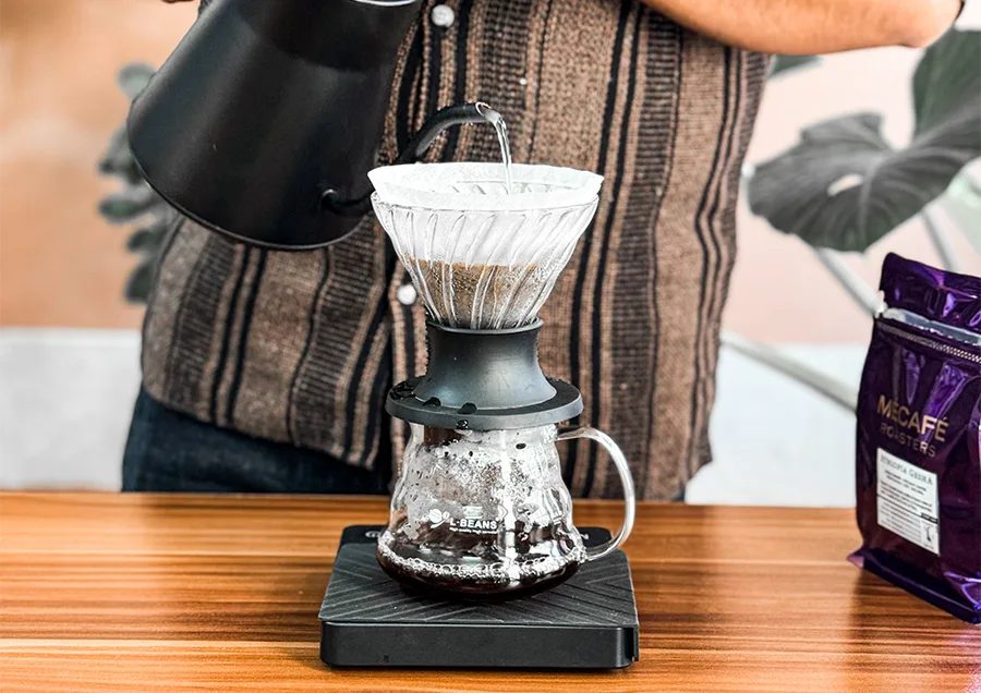 در حال ریخن آب برای تهیه قهوه دمی