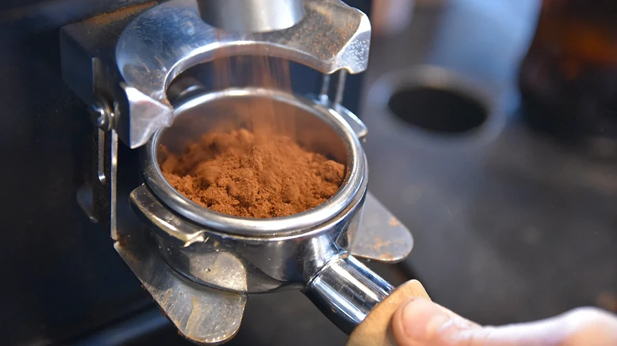 پورتافیلتر در حال پر شدن از پودر قهوه