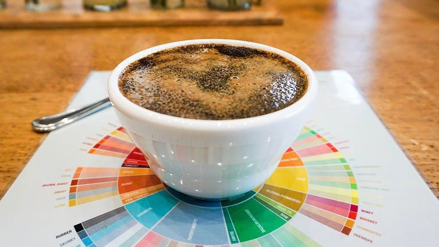 فنجان قهوه روی یک چرخه طعمی