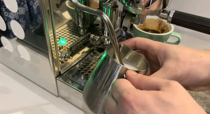 اموزش تهیه موکا در خانه - بخار دادن شیر