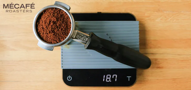 وزن کردن پودر قهوه قبل از دم آوری