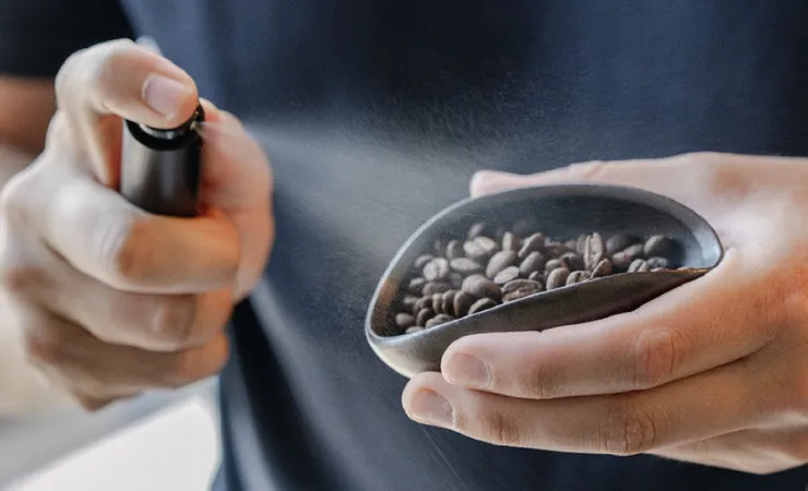 اسپری آب روی دانه قهوه