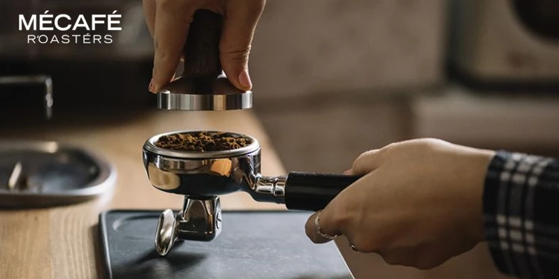 تمپ کردن قهوه توسط باریستا