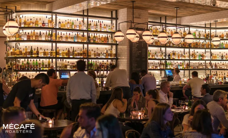 محیط شلوغ و پرهیجان رستوران