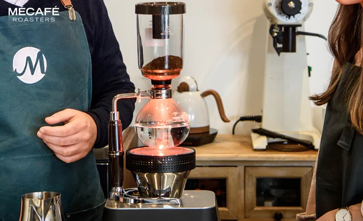 دم کردن قهوه با سایفون در کافه