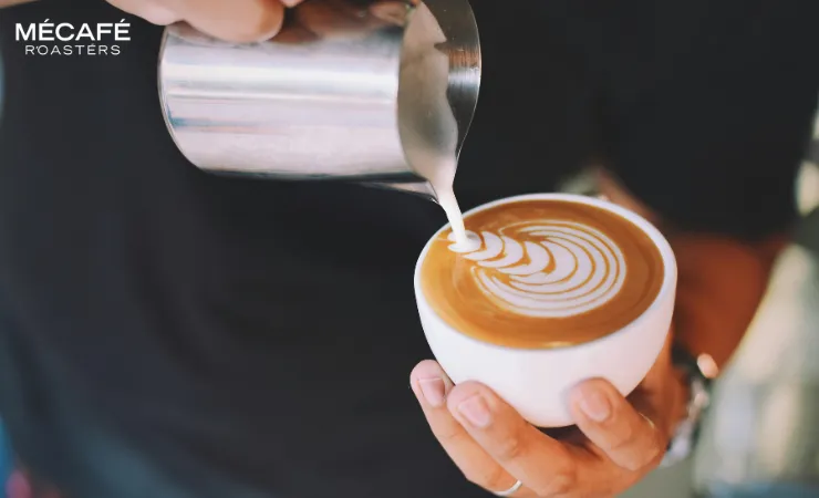 باریستا و طراحی روی قهوه و لاته آرت